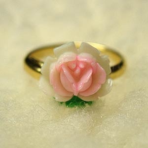 レトロなお花のカボションリング(ライトピンクローズ)